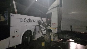 Tır’la otobüsün çarpıştığı kaza’da 1 kişi yaralandı