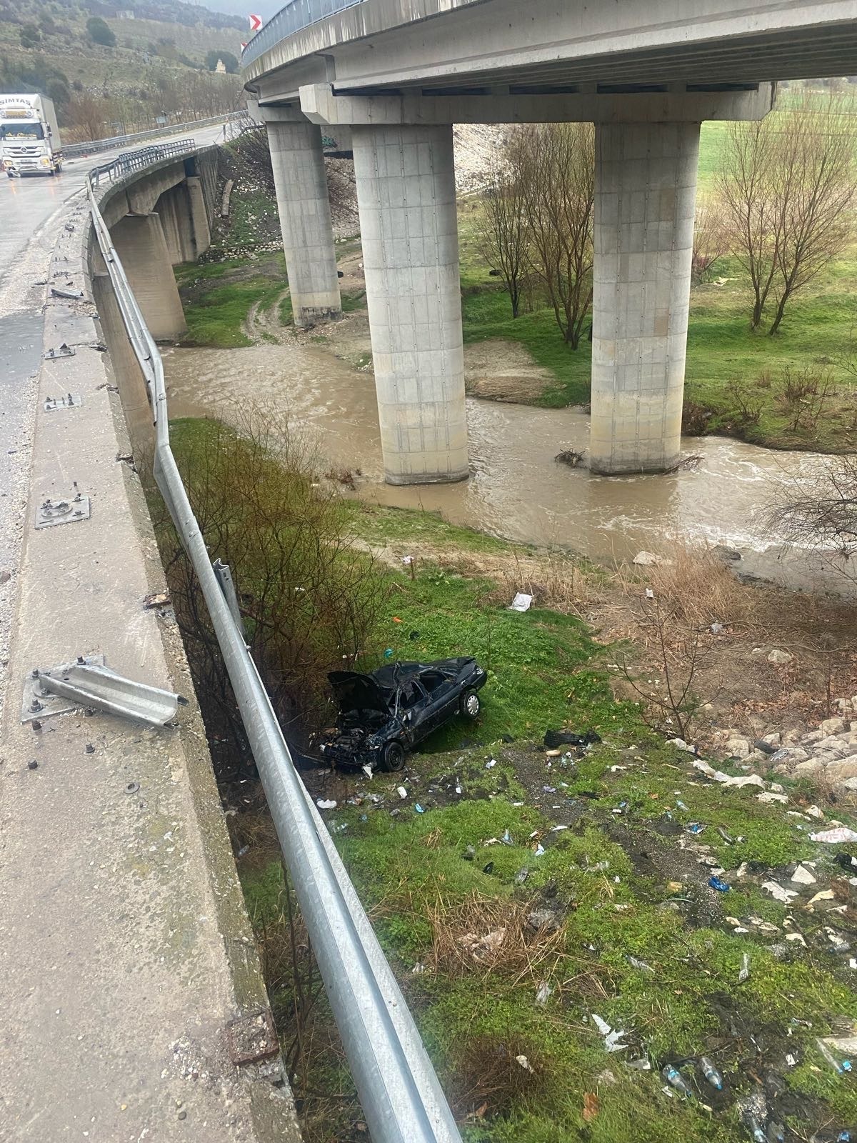 Köprüden uçan otomobil sürücüsü yaralandı