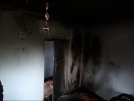 Kula’da çıkan ev yangınında dumandan etkilenen bir kişi hastaneye kaldırıldı.