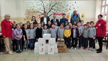 Manisalı İlkokul Öğrencileri, harçlıkları ile Türk Kızılay’a Ramazan kolisi bağışladı