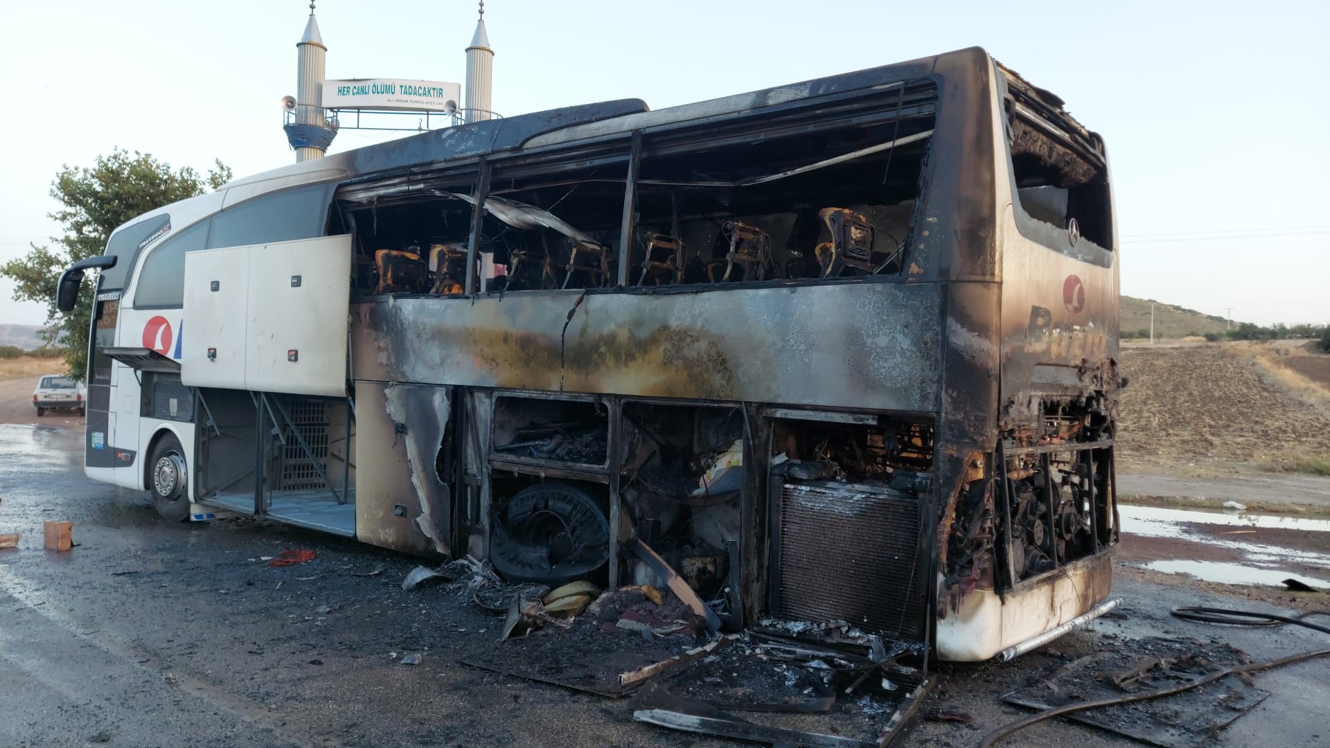 Kula’da otobüs yangınında maddi hasar meydana geldi