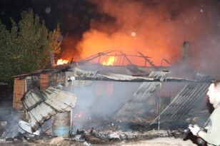 Manisa’da çıkan yangında iki ev kullanılamaz hale geldi