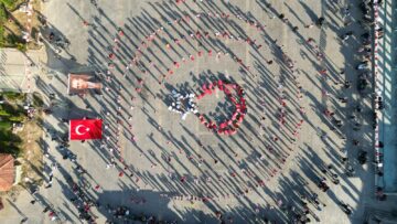 Kula’da 300 kişi Cumhuriyet Bayramı’nı zeybek oynayarak kutladı
