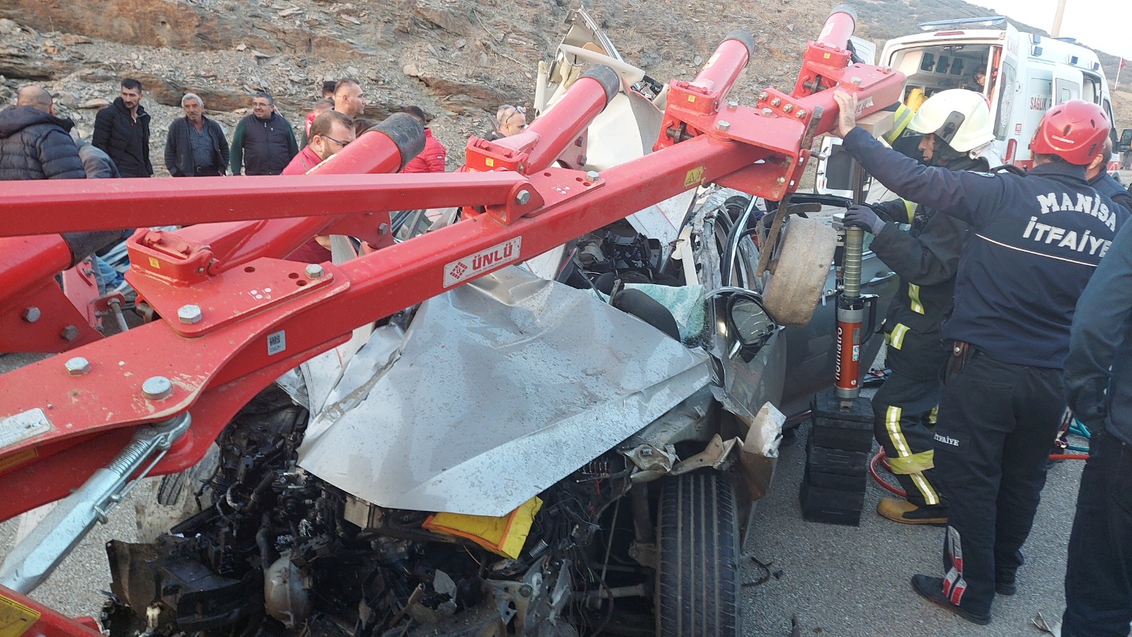 Manisa’da trafik kazasında 1 kişi öldü 1’i ağır 4 kişi yaralandı