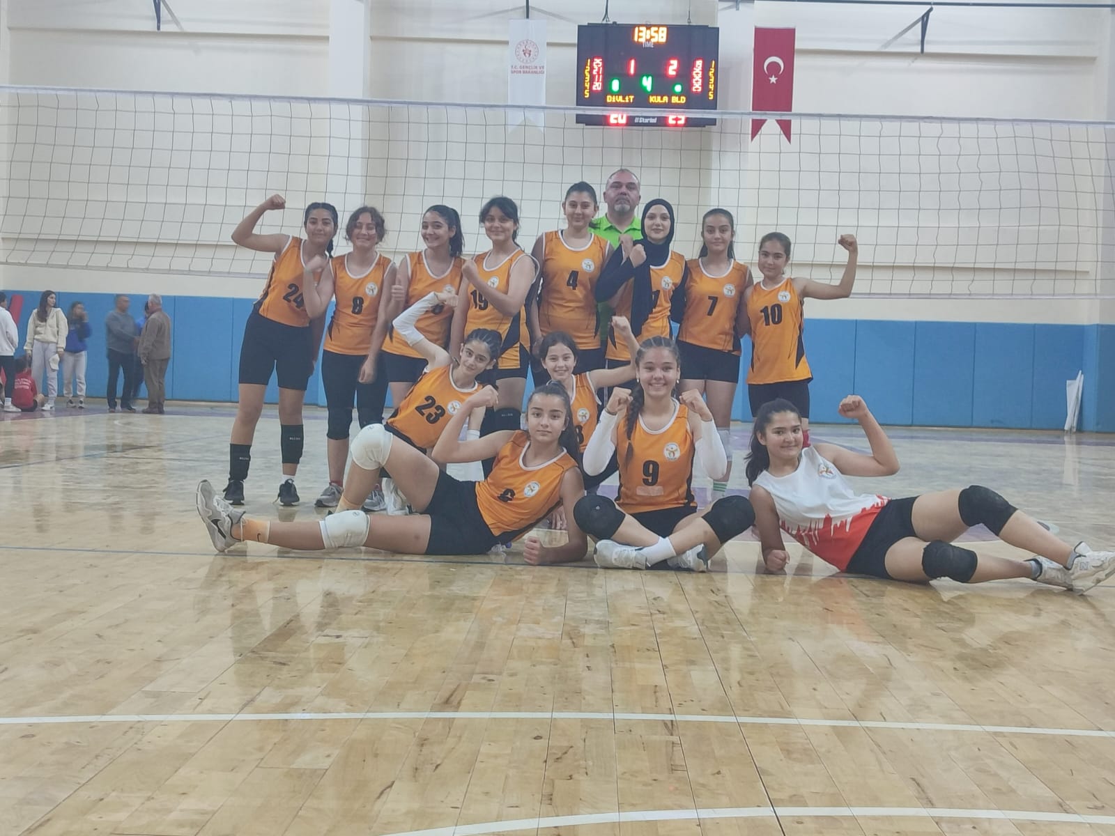 Kula Belediyesi kız voleybol takımı rakibini 3-1 yendi
