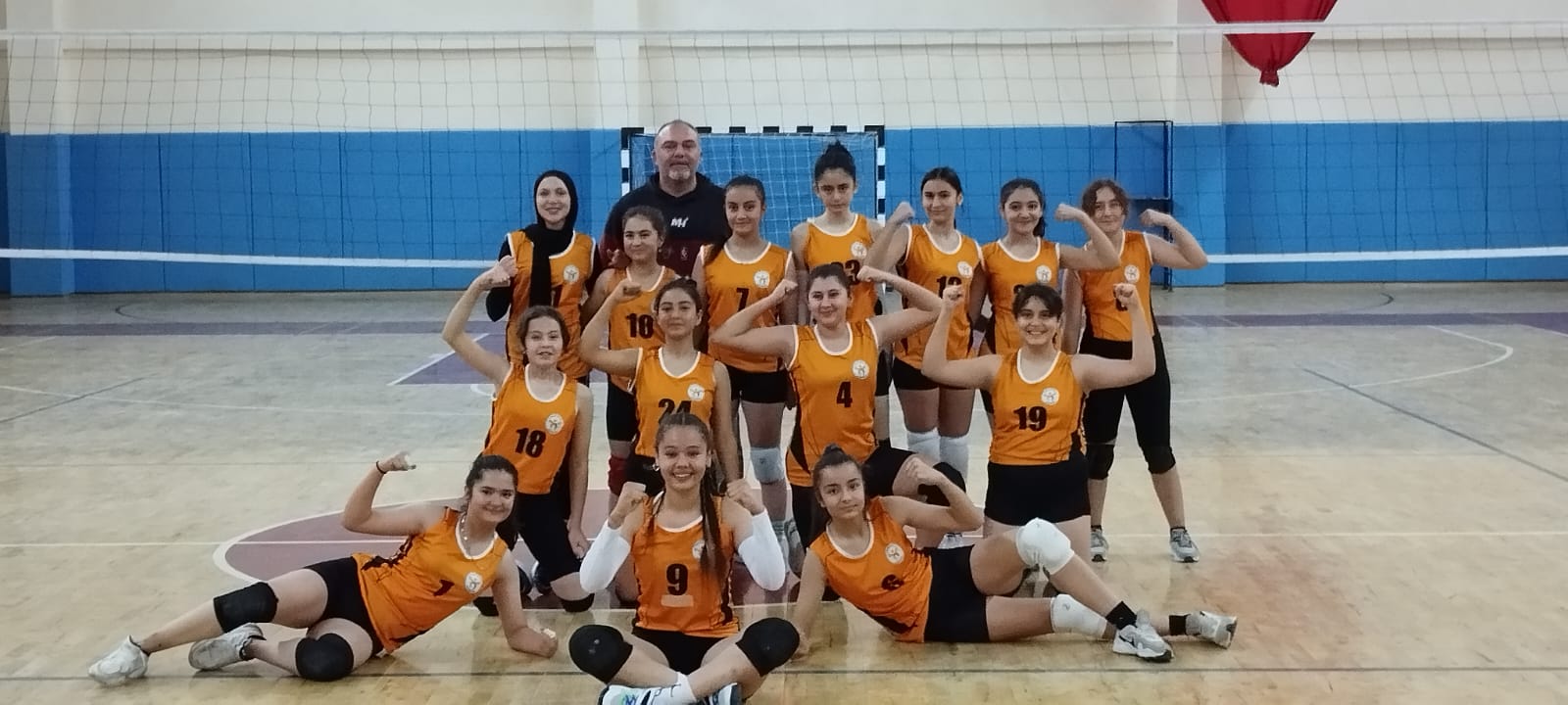 Kula Belediyesi kız voleybol takımı rakibini 3-0 yendi