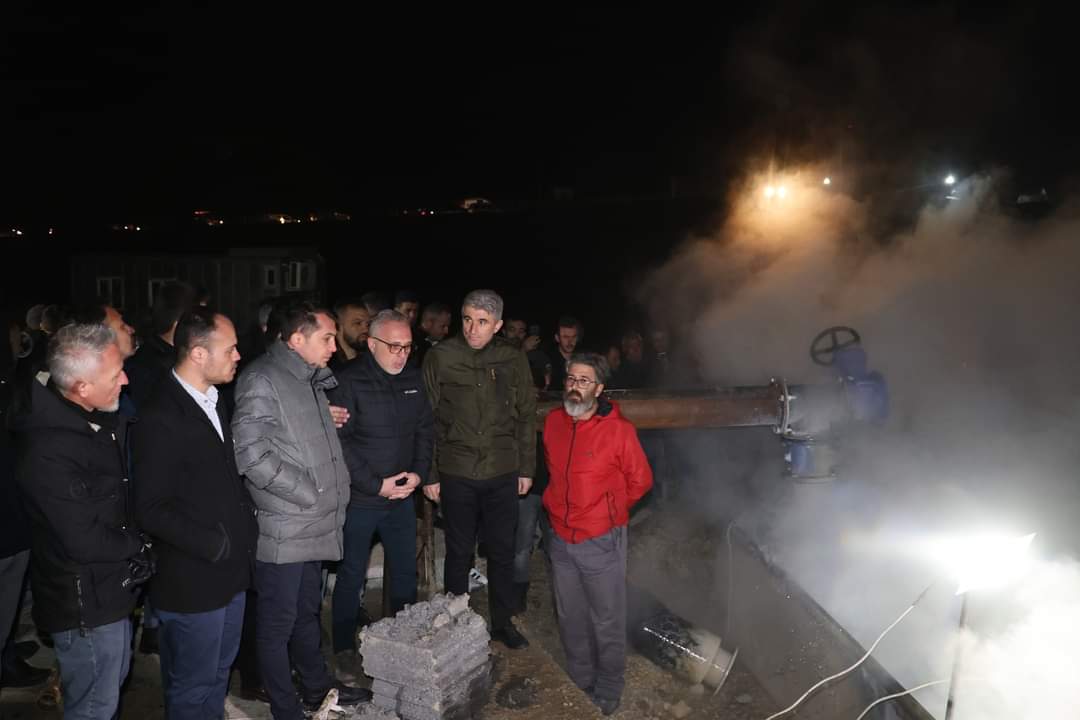 Kula Emir Kplıcaları Bölgesi’nde Yeni Jeotermal Su Kaynağına Ulaşıldı